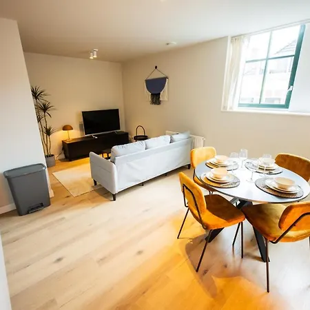 アパート Astonishing 3 Bedroom Serviced 73m2 ロッテルダム